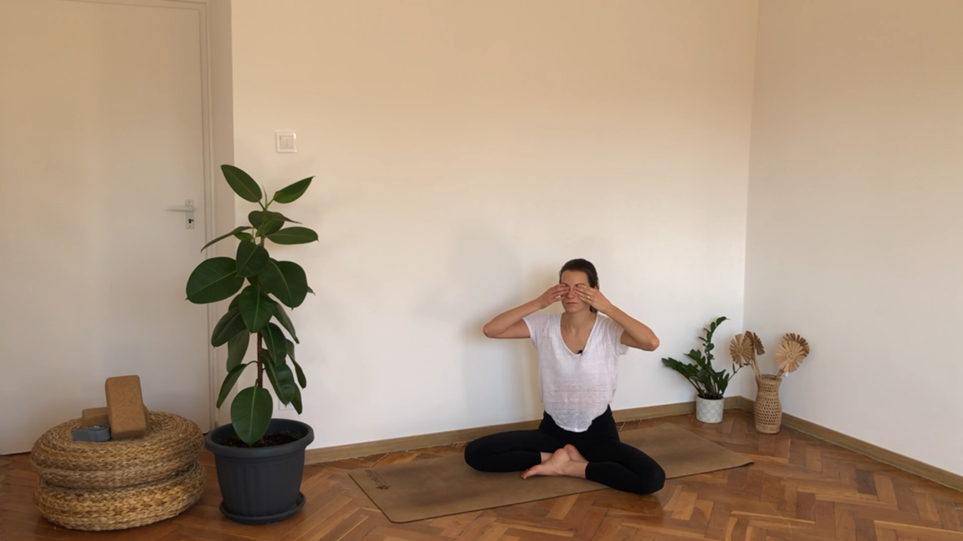 Csendbe simulás – Sanmukhí mudra gyakorlással